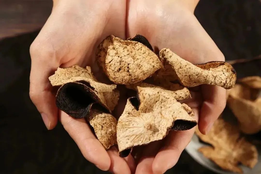 咋回事，你們廣東人用吃完的果子皮來炫富啊