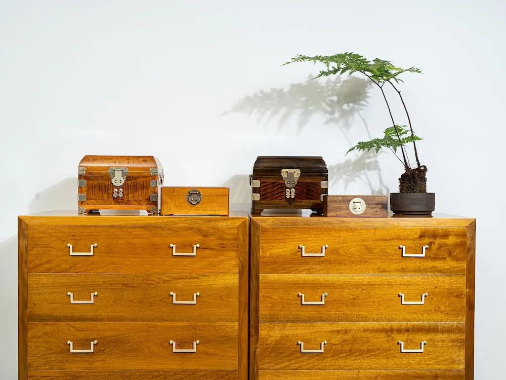 名貴金絲楠，榫卯精工，製成珍寶箱、五斗櫃，金絲影動，實用珍藏